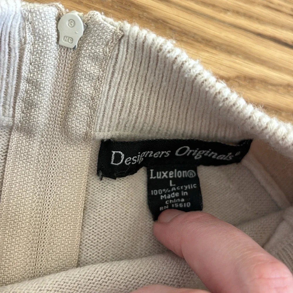 Oatmeal colored acrylic sweater - Picture 3 of 4